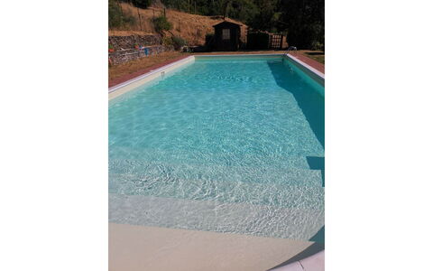 La Casa nel Borgo: Water, Azure, Rechthoek, Zwembad, Schaduw, Aqua, Samengesteld Materiaal, Tinten En Schaduwen, Landschap