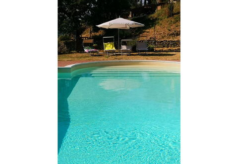 La Casa nel Borgo: Water, Azure, Rechthoek, Paraplu, Zwembad, Gebouw, Schaduw, Buitenmeubels, Vrije Tijd, Tinten En Schaduwen