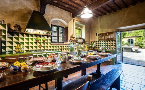 Podere La Torre: Voedsel, Tafel, Meubilair, Tableware, Gebouw, Venster, Interieur Ontwerp, Keuken, Bord, Schotel