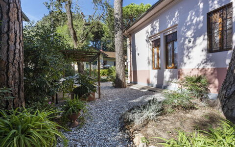 Villa Marconi: Fabriek, Gebouw, Lucht, Venster, Weg Oppervlak, Vegetation, Architectuur, Buurt, Boom, Woongebied