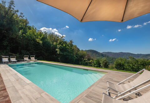 San Tommaso: Water, Lucht, Eigendom, Dag, Zwembad, Azure, Natuur, Paraplu, Gebouw, Wolk