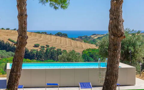 Villa Elpidio: Lucht, Fabriek, Eigendom, Water, Gebouw, Azure, Natuur, Schaduw, Boom, Arecales