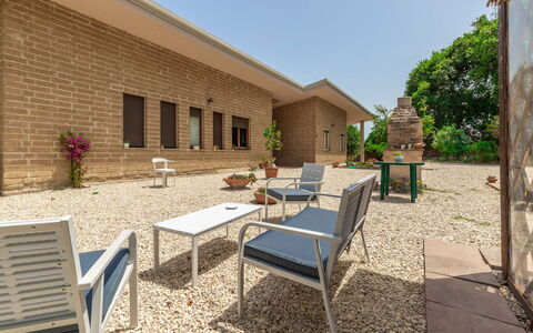 Villa Elpidio: Fabriek, Eigendom, Lucht, Meubilair, Gebouw, Schaduw, Boom, Buitenmeubels, Woongebied, Openbare Ruimte