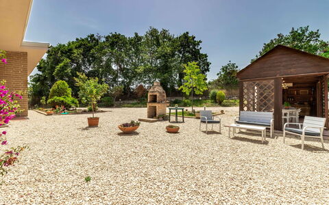 Villa Elpidio: Fabriek, Lucht, Gebouw, Boom, Land Lot, Schaduw, Huis, Gras, Onroerend Goed, Vrije Tijd