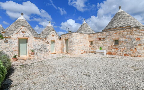 Trullo Ulivo: Wolk, Lucht, Fabriek, Gebouw, Venster, Landschap, Huis, Gras, Facade, Stenen Muur