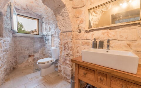 Trullo Ulivo: Bruin, Spiegel, Eigendom, Kraan, Loodgieterswerkinrichting, Badkamerkast, Wastafel, Badkamer, Wastafel In De Badkamer, Gebouw