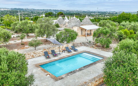 Trullo Ulivo: Water, Lucht, Fabriek, Eigendom, Wolk, Gebouw, Zwembad, Azure, Natuur, Boom