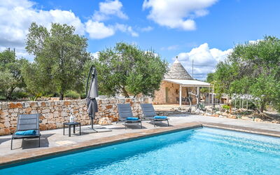 Trullo Ulivo: Water, Wolk, Fabriek, Lucht, Eigendom, Meubilair, Zwembad, Blauw, Azure, Boom