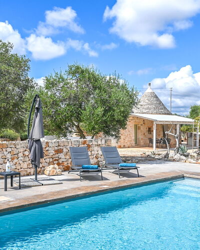 Trullo Ulivo: Water, Wolk, Fabriek, Lucht, Eigendom, Meubilair, Zwembad, Blauw, Azure, Boom