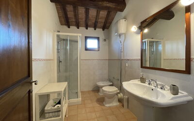 Camino: Spiegel, Kraan, Wastafel, Loodgieterswerkinrichting, Eigendom, Wastafel In De Badkamer, Badkamer, Interieur Ontwerp, Hout