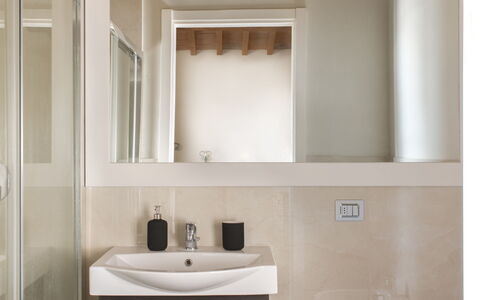 Casa San Piero: Cabinetry, Meubilair, Eigendom, Spiegel, Hout, Badkamer, Badkamerkast, Lade, Interieur Ontwerp, Verdieping