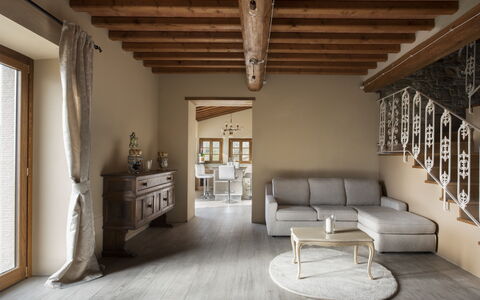 Casa San Piero: Venster, Hout, Fotolijst, Gebouw, Interieur Ontwerp, Verdieping, Woonkamer, Flooring, Blind Venster, Stoel