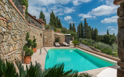 Villa Vico: Water, Wolk, Lucht, Fabriek, Zwembad, Azure, Boom, Natuurlijk Landschap, Gras, Gebouw
