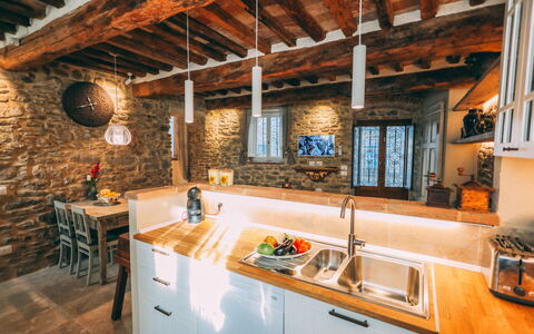 Casa San Valentino: Eigendom, Meubilair, Countertop, Cabinetry, Wastafel, Hout, Gootsteen, Venster, Gebouw, Tafel
