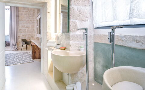 B&b Vico Bianco: Eigendom, Loodgieterswerkinrichting, Kraan, Wastafel, Gebouw, Interieur Ontwerp, Wastafel In De Badkamer, Badkamer, Verdieping, Muur