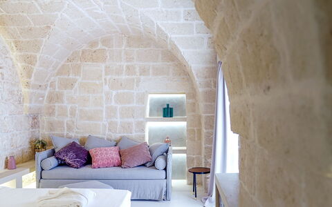 B&b Vico Bianco: Comfort, Hout, Gebouw, Architectuur, Purper, Interieur Ontwerp, Verdieping, Flooring, Bed Frame, Woonkamer