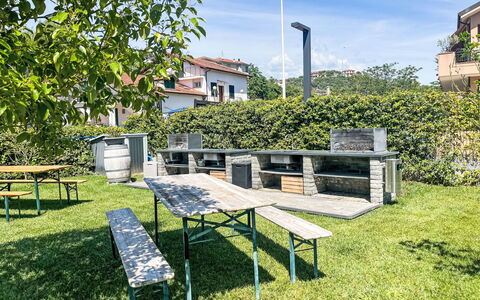 Imperia 388: Buitenmeubels, Meubilair, Buitentafel, Groundcover, Tuin, Schaduw, Openluchtbank, Picknicktafel, Gazon, Backyard