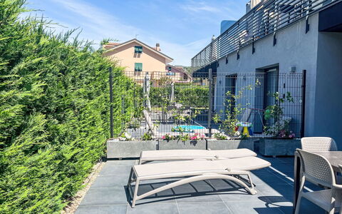 Imperia 388: Stedelijk Ontwerp, Tuin, Buitenmeubels, Schaduw, Landscaping, Werf, Binnenplaats, Eco Hotel, Balkon, Backyard