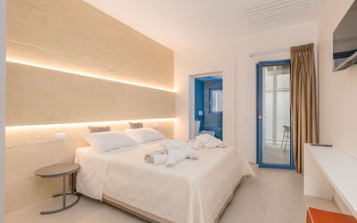 Ai Pescatori - Appartamenti Boutique: Meubilair, Comfort, Azure, Hout, Bed Frame, Venster, Bed, Gebouw, Schaduw, Lamp