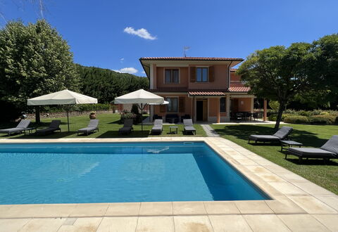 Villino Setteponti: Fabriek, Lucht, Eigendom, Water, Zwembad, Gebouw, Azure, Schaduw, Wolk, Gras