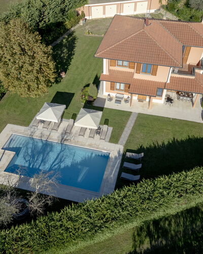 Villino Setteponti: Zwembad, Woongebied, Huis, Huis, Dak, Landgoed, Toevlucht, Menselijke Nederzetting, Gazon, Villa