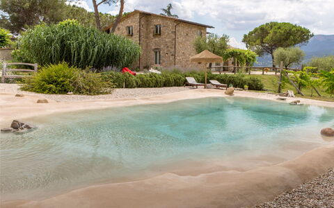 Villa Tavernacce: Water, Fabriek, Eigendom, Gebouw, Lucht, Wolk, Boom, Azure, Venster, Natuurlijk Landschap