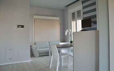 Pavia Tower 1: Gebouw, Stoel, Flooring, Hout, Bankstel, Verdieping, Woonkamer, Deur