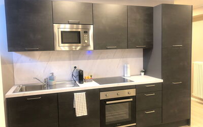 Pavia Tower 10: Countertop, Cabinetry, Gootsteen, Gebouw, Eigendom, Kraan, Wastafel, Keuken, Toestel Van De Keuken, Fornuis