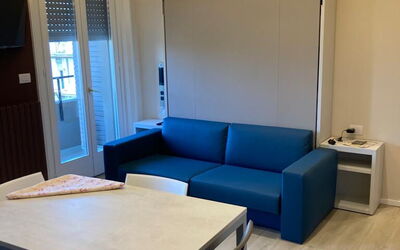 Pavia Tower 5: Tafel, Meubilair, Eigendom, Bankstel, Azure, Hout, Deur, Interieur Ontwerp, Flooring, Woonkamer