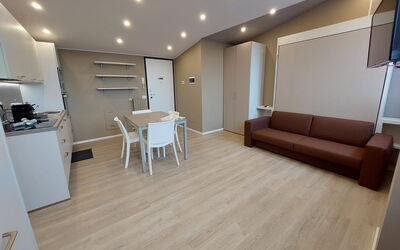 Pavia Tower 7: Gebouw, Hout, Comfort, Woonkamer, Verdieping, Flooring, Huis, Hal, Tafel, Bankstel