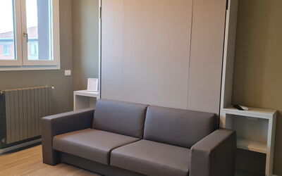 Pavia Tower 8: Bankstel, Venster, Hout, Comfort, Flooring, Gebouw, Verdieping, Woonkamer, Rechthoek