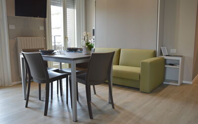 Pavia Tower 2: Tafel, Meubilair, Gebouw, Bankstel, Stoel, Venster, Hout, Flooring, Comfort, Woonkamer