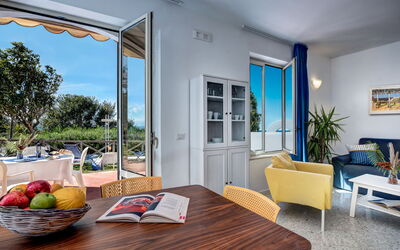 Family Deluxe Wave: Tafel, Meubilair, Fabriek, Venster, Stoel, Hout, Schaduw, Kamerplant, Woonkamer, Interieur Ontwerp