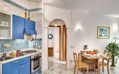 Bilocale Deluxe Wave: Cabinetry, Eigendom, Meubilair, Gebouw, Fabriek, Countertop, Stoel, Blauw, Tafel, Lade