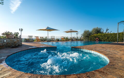 Villa i Colli: Water, Wolk, Lucht, Fabriek, Zwembad, Azure, Boom, Natuurlijk Landschap, Schaduw, Aqua
