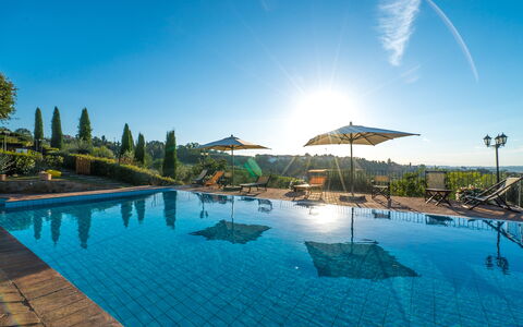 Villa i Colli: Water, Lucht, Fabriek, Eigendom, Zwembad, Azure, Boom, Verlichting, Buitenmeubels, Arecales