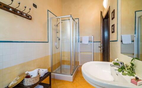 Villa i Colli: Loodgieterswerkinrichting, Kraan, Deur Van De Douche, Bad, Douchekop, Badkamer, Fabriek, Douche, Gebouw