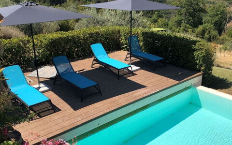 Villa Tresanti: Water, Fabriek, Lucht, Meubilair, Zwembad, Boom, Azure, Bloem, Gebouw, Buitenmeubels