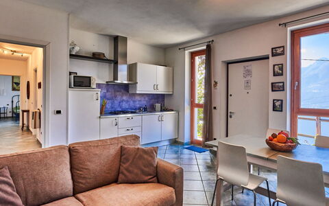 Bellano 16: Fotolijst, Meubilair, Bankstel, Venster, Blauw, Tafel, Interieur Ontwerp, Verlichting, Hout, Woonkamer