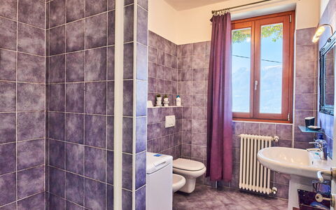 Bellano 16: Eigendom, Purper, Badkamer, Wastafel, Blauw, Loodgieterswerkinrichting, Hout, Interieur Ontwerp, Gebouw