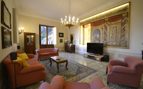 Villa Torreone: Fotolijst, Meubilair, Eigendom, Interieur Ontwerp, Comfort, Architectuur, Flooring, Woonkamer, Verdieping, Hout