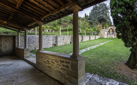 Villa Torreone: Fabriek, Eigendom, Boom, Schaduw, Gebouw, Hout, Gras, Onroerend Goed, Landschap, Verblijf