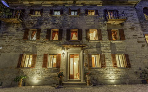 Villa Torreone: Venster, Gebouw, Deur, Facade, Symmetrie, Stad, Middeleeuwse Architectuur, Boog, Hout