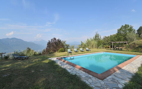 Villa Antelminelli: Lucht, Water, Wolk, Fabriek, Zwembad, Boom, Land Lot, Gras, Schaduw, Natuurlijk Landschap