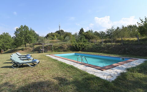 Villa Antelminelli: Lucht, Water, Zwembad, Wolk, Schaduw, Natuurlijk Landschap, Boom, Rechthoek, Buitenmeubels, Vrije Tijd