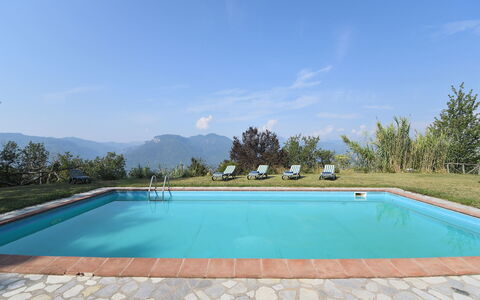 Villa Antelminelli: Water, Lucht, Zwembad, Wolk, Rechthoek, Schaduw, Vrije Tijd, Boom, Gras, Samengesteld Materiaal