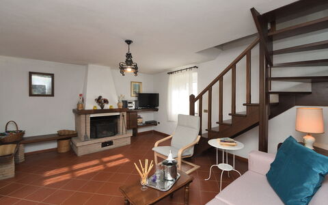 Villa Antelminelli: Fotolijst, Eigendom, Meubilair, Hout, Verlichting, Tafel, Bankstel, Verdieping, Flooring, Woonkamer