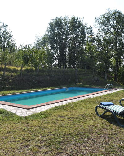 Villa Antelminelli: Fabriek, Lucht, Zwembad, Boom, Schaduw, Buitenmeubels, Openluchtbank, Rechthoek, Vrije Tijd, Gras