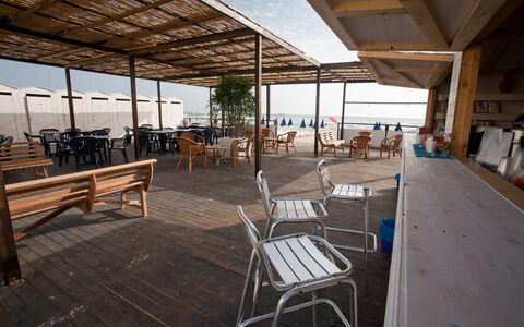 Baraka Apartments: Eigendom, Lucht, Hout, Schaduw, Interieur Ontwerp, Stoel, Verdieping, Buitenmeubels, Flooring, Vrije Tijd