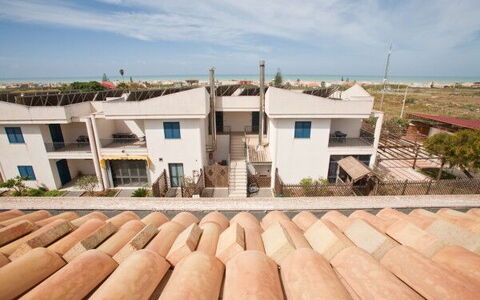 Baraka Apartments: Lucht, Wolk, Eigendom, Gebouw, Venster, Hout, Woongebied, Onroerend Goed, Landschap, Dak